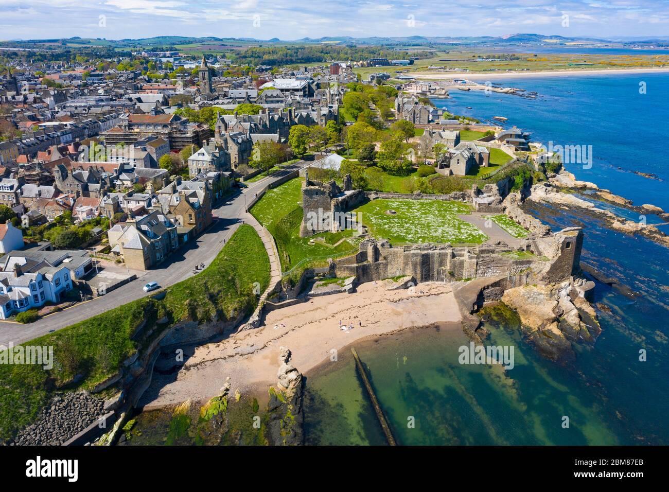 Veduta aerea del Castello di St Andrews e della città di St Andrews , Fife, Scozia, Regno Unito Foto Stock