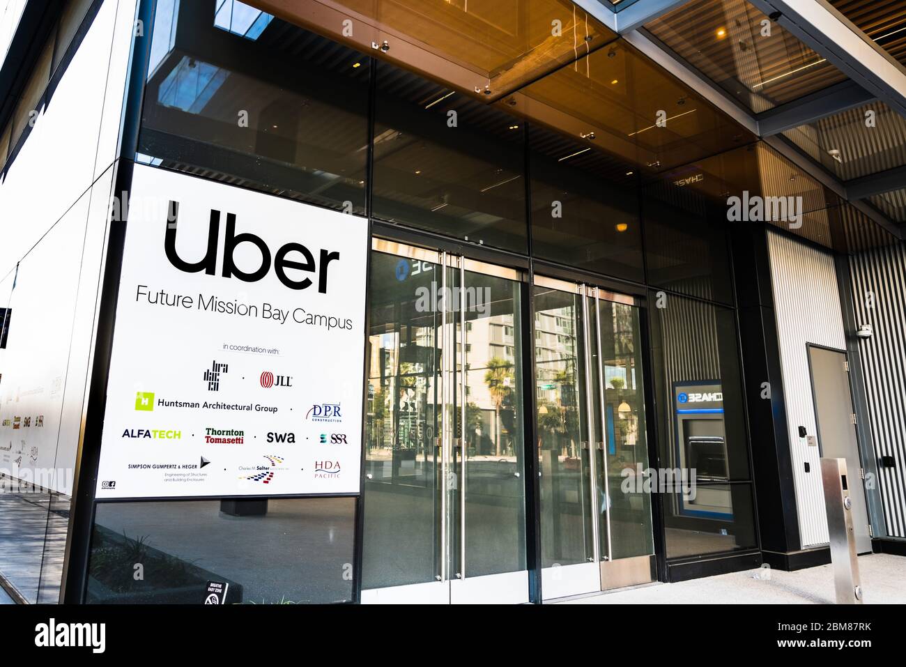 Novembre 2, 2019 San Francisco / CA / STATI UNITI D'AMERICA - Il futuro Uber sede in un edificio di nuova costruzione nel Mission Bay Distretto; Uber Technologies, Inc. è un ameri Foto Stock