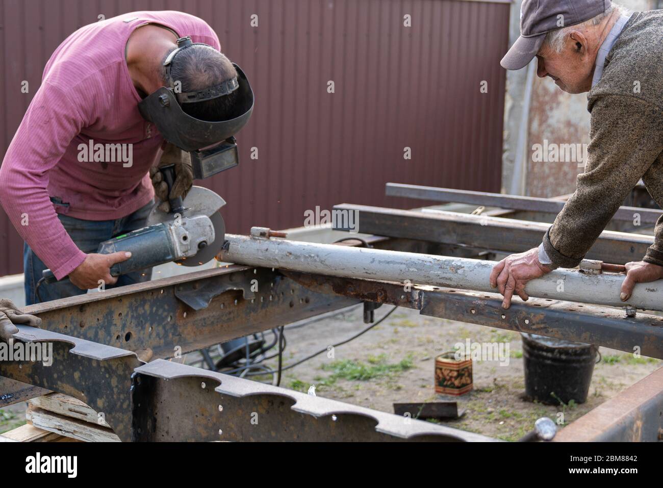 I lavoratori di metallo usano lavoro manuale. welde esperto. Operai di fabbrica che fanno OT Foto Stock