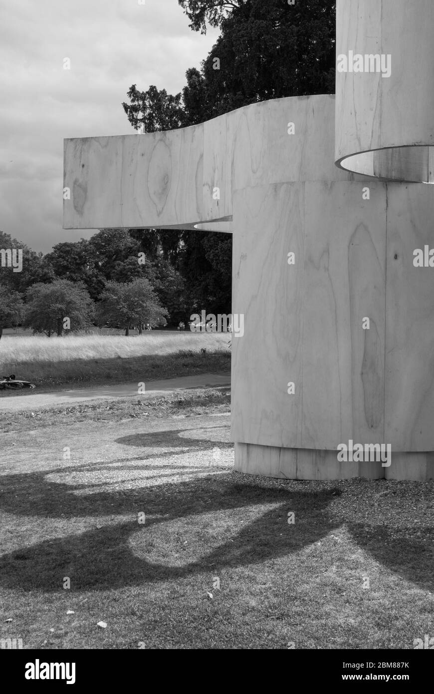 Summer House Timber Steam Bent Compensati Pavilion Serpentine Galleries Serpentine Pavilion 2016, Kensington Gardens, London, W2 di Barkow Leibinger Foto Stock
