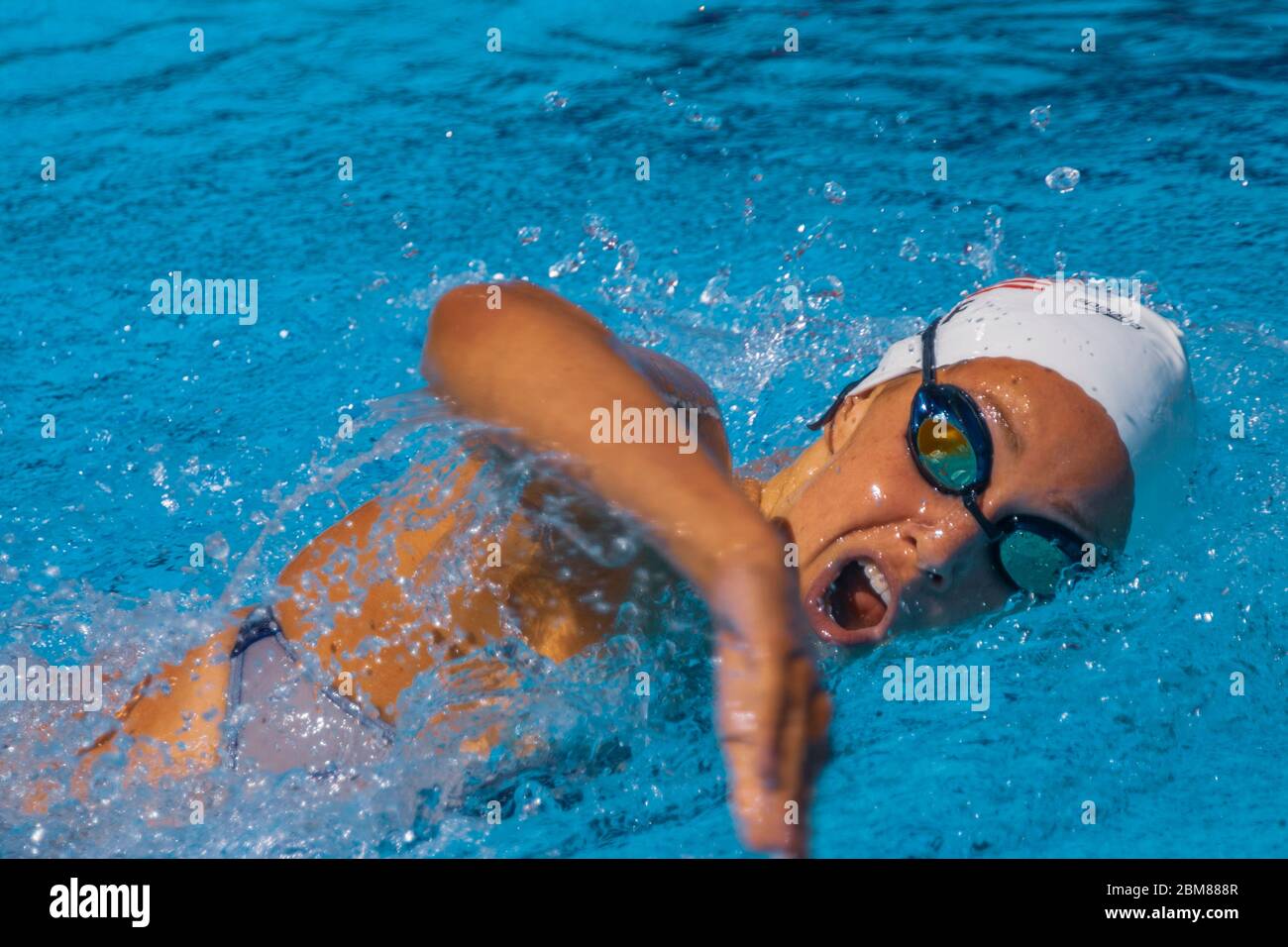 Katie Hoff (USA) compete nel calore individuale di medley di 400 metri delle donne ai Giochi Olimpici estivi di Atene del 2004. Foto Stock