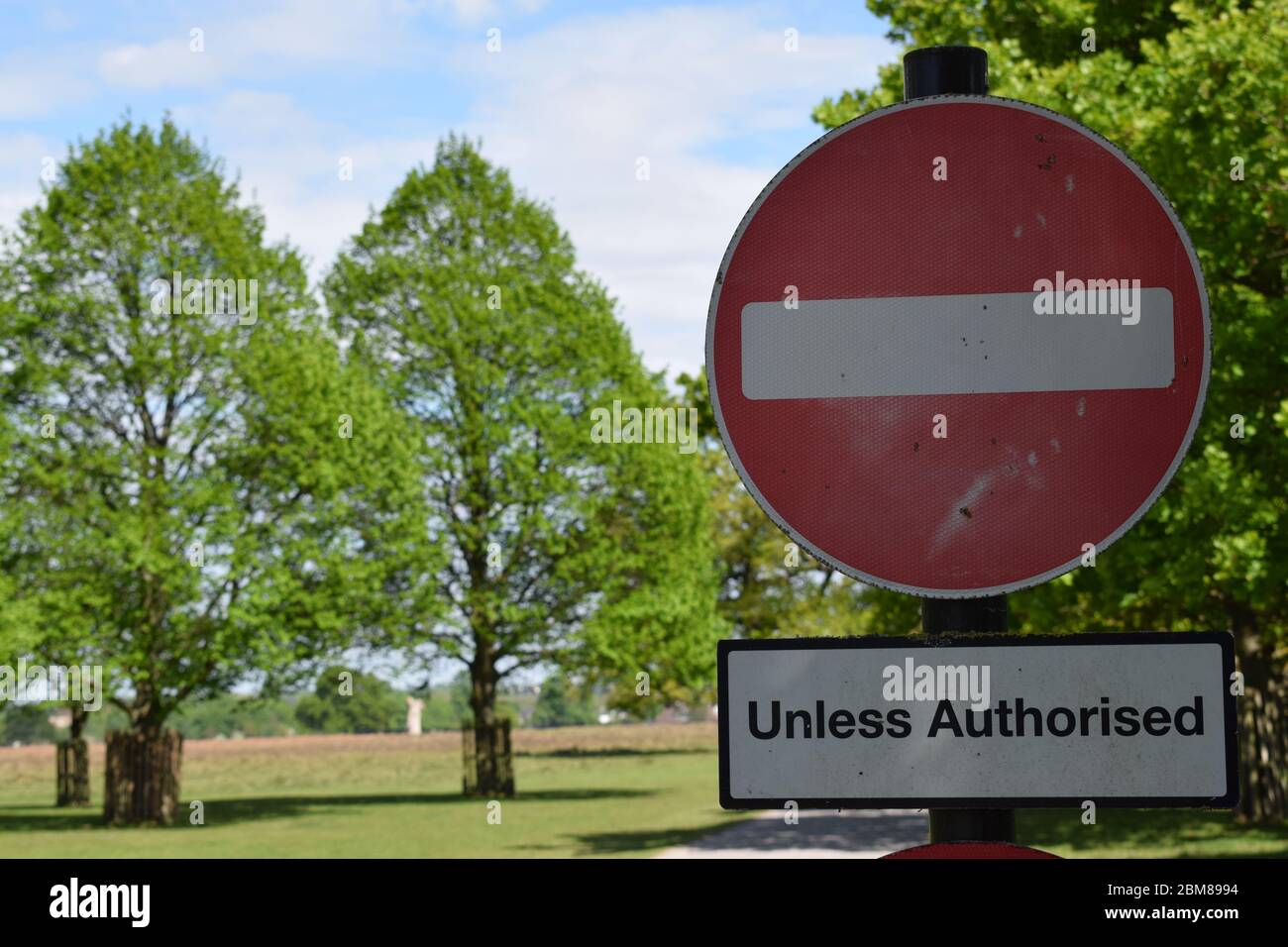 Nessuna entrata a meno che non si segnali una strada autorizzata in un parco Foto Stock