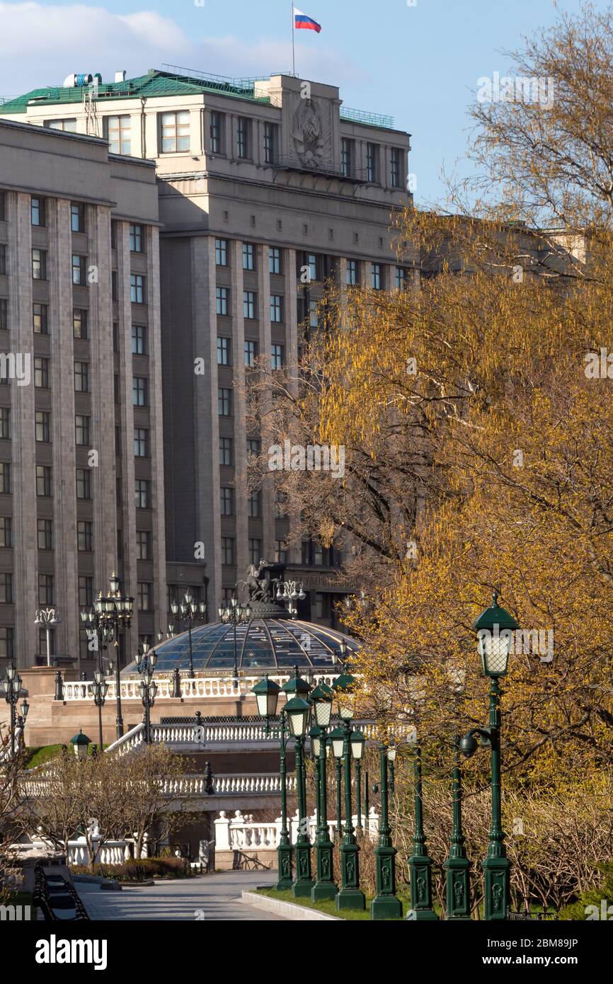 Vista sul giardino Alexander e sull'edificio della Duma nel centro di Mosca, Russia Foto Stock