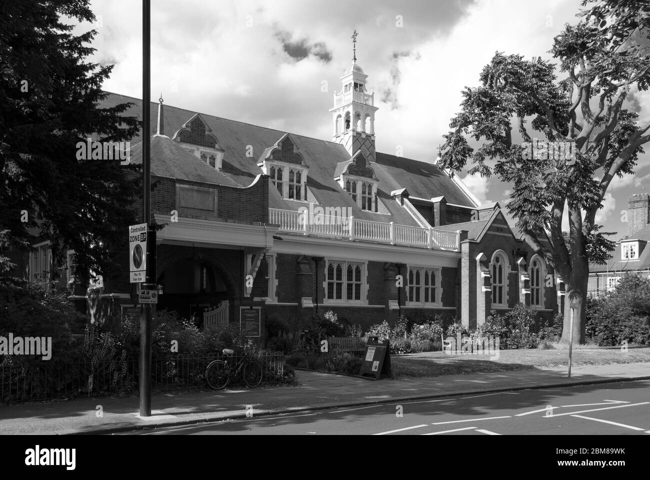 Architettura Richard Norman Shaw Garden sobborghi St. Michael & All Angels Church Woodstock Road Turnham Green Chiswick London W4 B&W Foto Stock