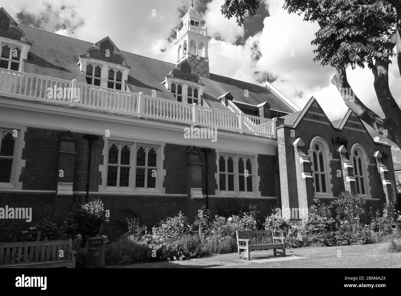 Architettura Richard Norman Shaw Garden sobborghi St. Michael & All Angels Church Woodstock Road Turnham Green Chiswick London W4 B&W Foto Stock