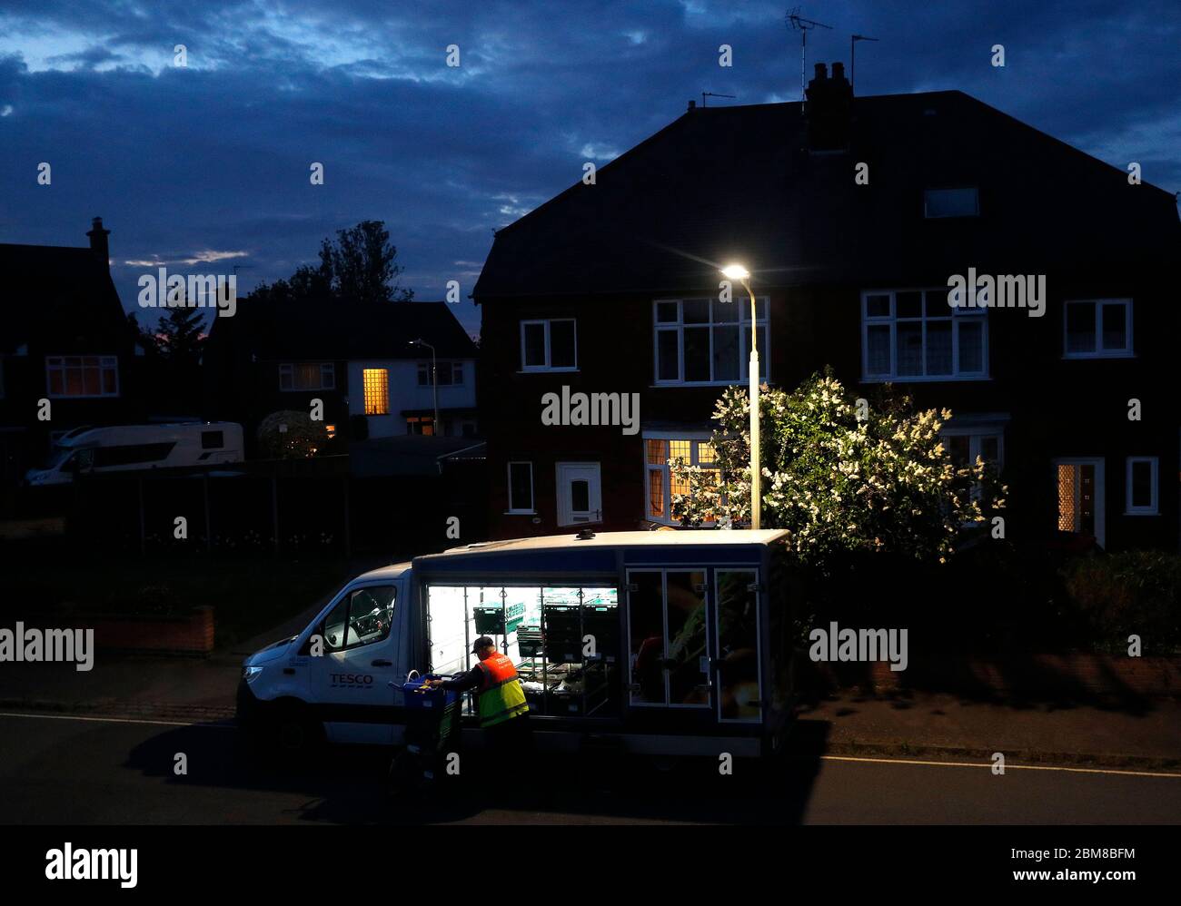 Loughborough, Leicestershire, Regno Unito. 7 maggio 2020. Un autista del supermercato Tesco fa una consegna della drogheria di notte durante il lockdown pandemic del coronavirus. Credit Darren Staples/Alamy Live News. Foto Stock