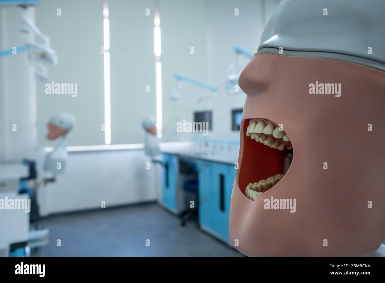 Strumenti del dentista in una moderna classe presso l'università medica. Sistema didattico dentale - unità fantoccio Foto Stock