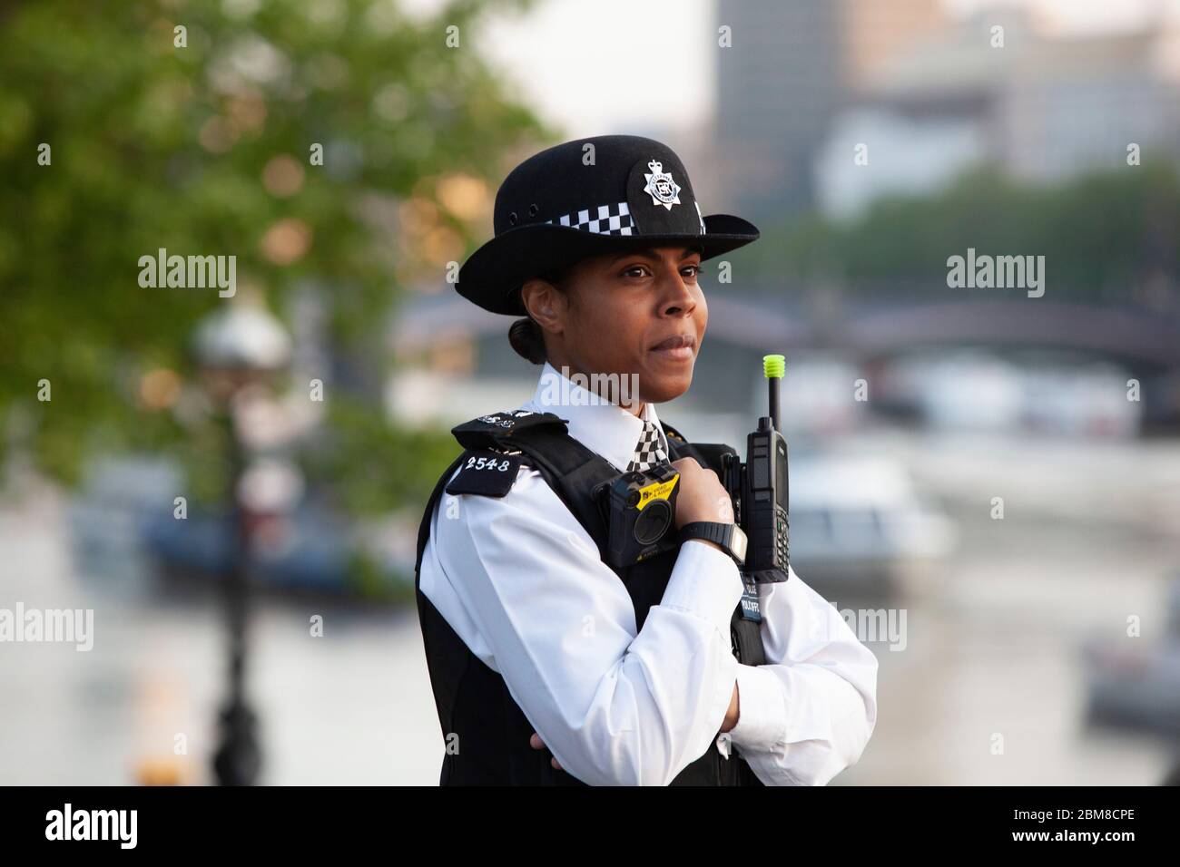 Londra, UK, 7 maggio 2020: Gli agenti di polizia della polizia metropolitana pattugliano il Westminster Bridge mentre le folle si riuniscono per il settimanale Clap per i nostri caregoni. Il distanziamento sociale è stato osservato principalmente ed è stato un evento di buona natura. Anna Watson/Alamy Live News Foto Stock