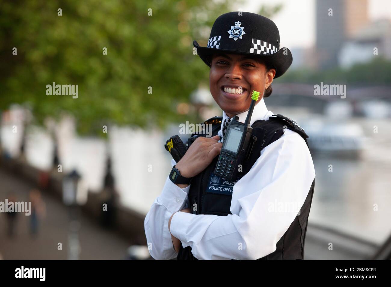 Londra, UK, 7 maggio 2020: Gli agenti di polizia della polizia metropolitana pattugliano il Westminster Bridge mentre le folle si riuniscono per il settimanale Clap per i nostri caregoni. Il distanziamento sociale è stato osservato principalmente ed è stato un evento di buona natura. Anna Watson/Alamy Live News Foto Stock