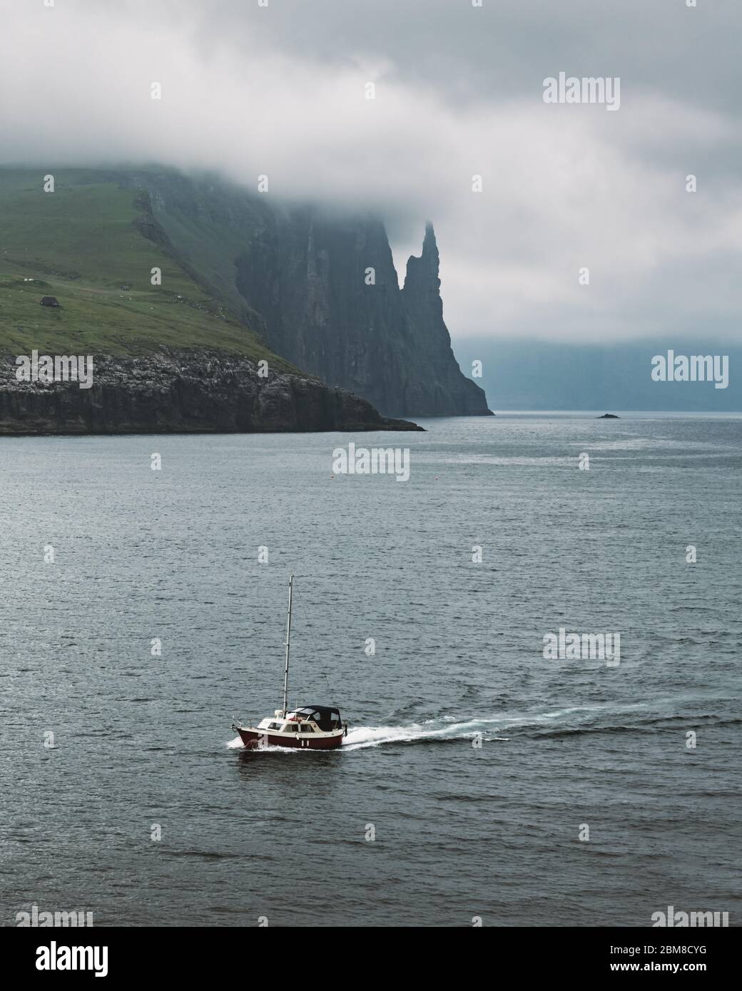 Splendido paesaggio faroese con famose scogliere di Witches Finger e un cielo nuvoloso. Isola di Vagar, Isole Faroe, Danimarca. Foto Stock