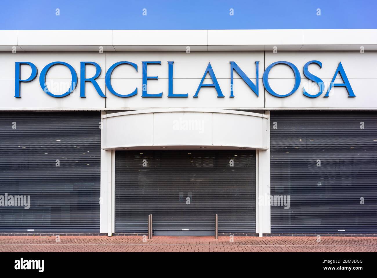 Un negozio chiuso Porcelanosa con le sue persiane giù durante la settimana, come lo scoppio del coronavirus ha costretto il negozio a chiudere temporaneamente, Southampton, Regno Unito Foto Stock