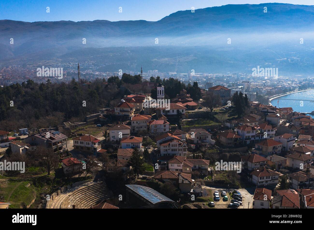 Immagine panoramica della collina di tegole rosse e case sul tetto sulla riva del lago di Ohrid Macedonia del nord Foto Stock