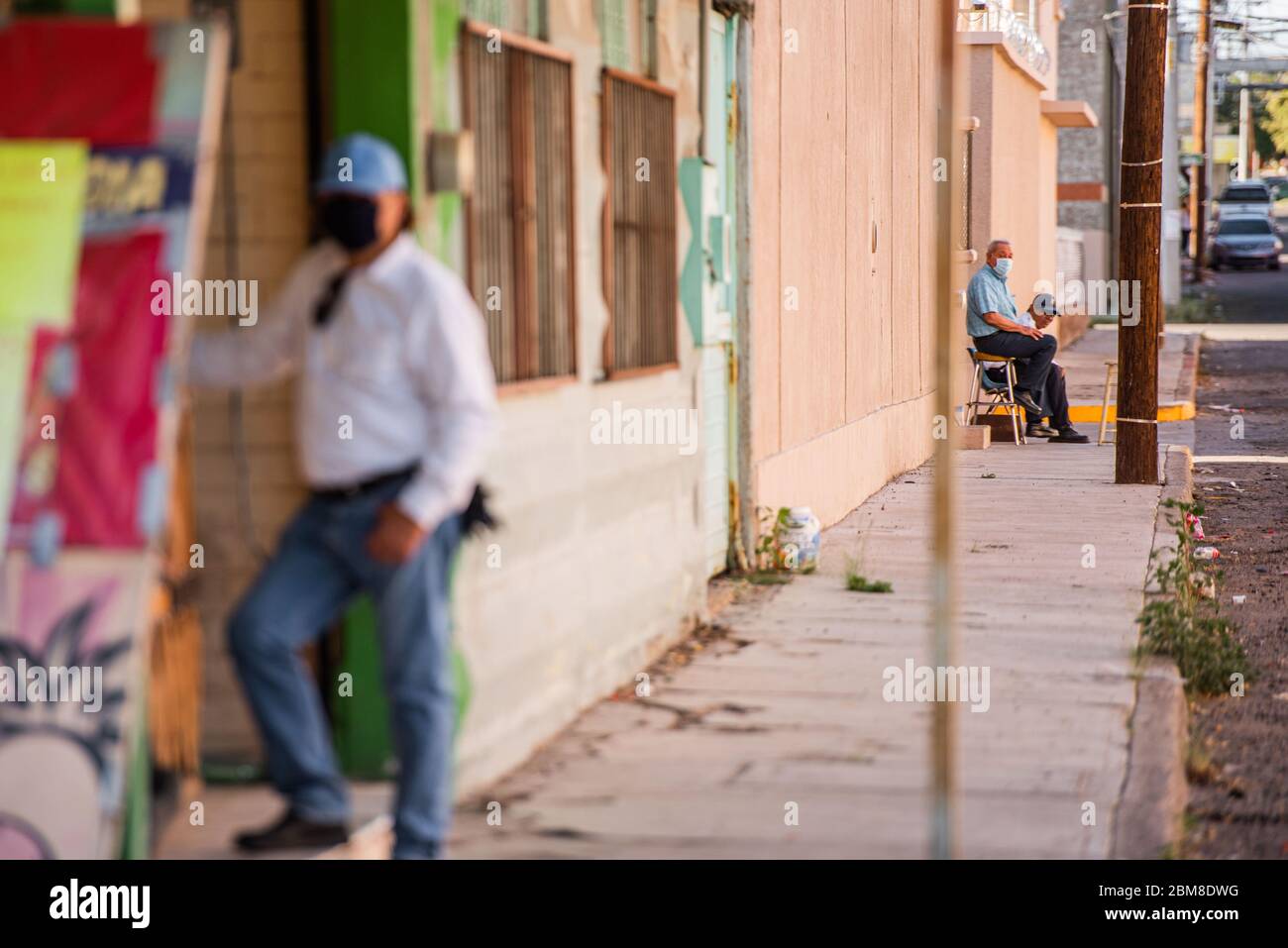 Covid-19 a Hermosillo, sonora (Foto di Missael Glauss / NortePhoto) Centro Hermosillo durante il periodo di quarantena per il virus che è passato da un'epidemia ad una pandemia globale che ha colpito la vita quotidiana, la salute e il commercio. Immagini di persone che indossano una copertura per la bocca, una come misura preventiva contro la diffusione del coronavirus o covid-19 vi Covid-19 en Hermosillo, sonora (Foto di Missael Glauss/NortePhoto) Centro de Hermosillo durante el perido de cuarentena por el virus que ha pasado de epidemia a una pandemia globale que ha afectado la vida cotidiana, la salud y el co Foto Stock