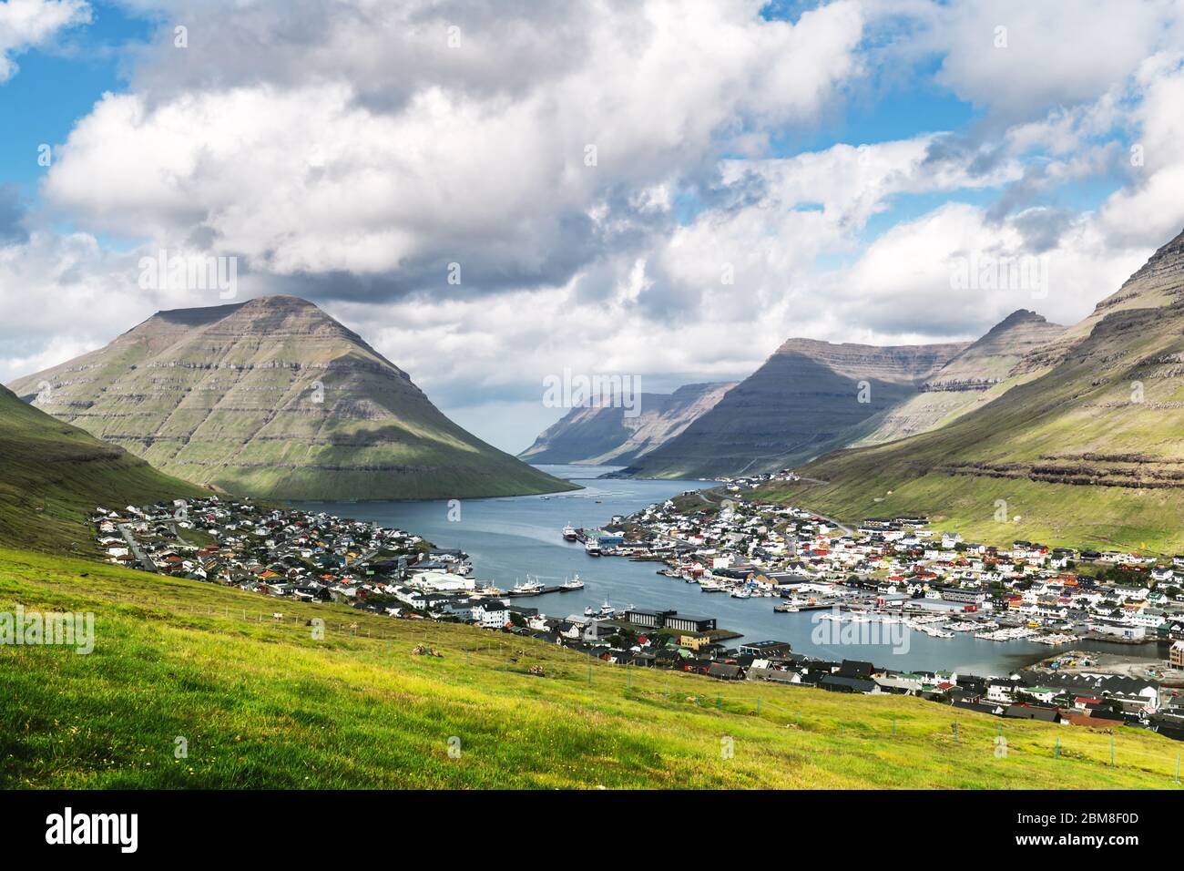 Paesaggio mozzafiato della città di Klaksvik con fjord e nuvoloso montagne, Bordoy isola, isole Faerøer, Danimarca. Fotografia di paesaggi Foto Stock