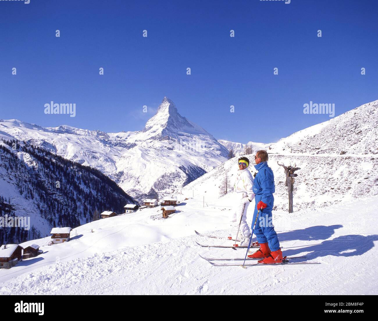 Sciatori in pista con Monte Cervino dietro, Zermatt, il Vallese, Svizzera Foto Stock