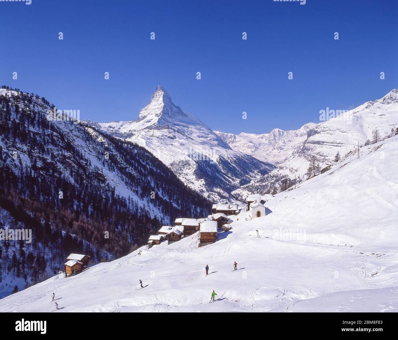 Rifugi e piste da sci con Monte Cervino dietro, Zermatt, il Vallese, Svizzera Foto Stock