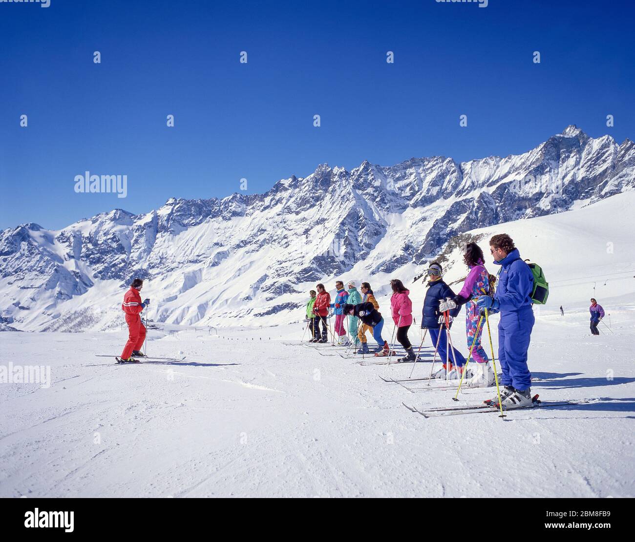 Istruttore di sci con gruppo su pista, Breuil-Cervinia, Valle d'Aosta, Italia Foto Stock
