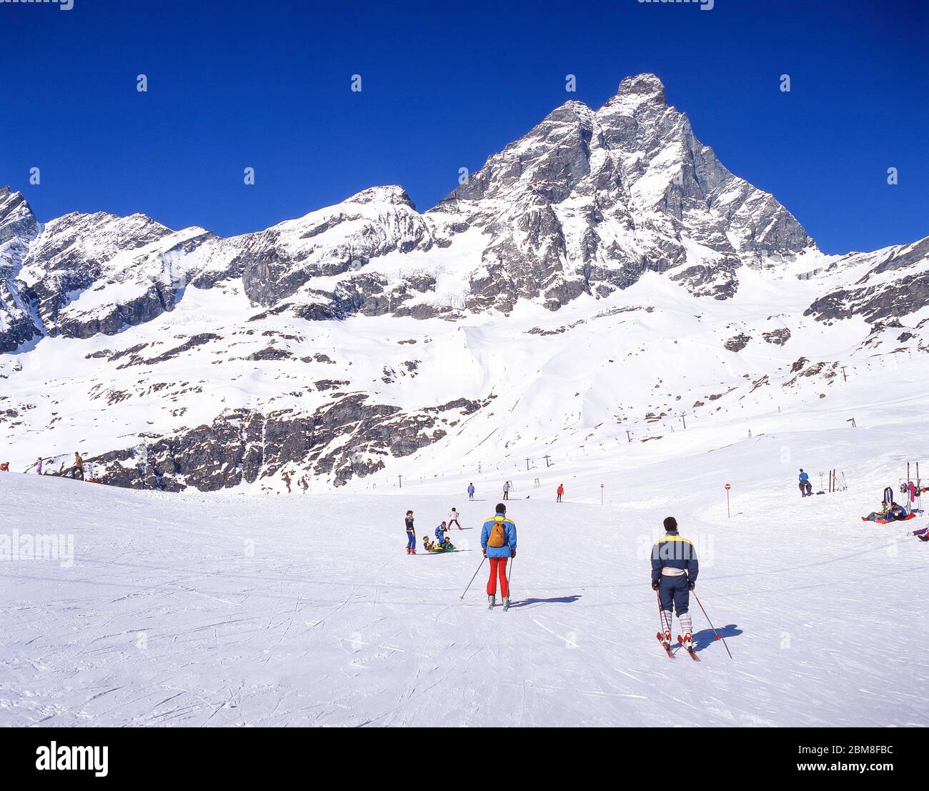 Vista sul resort da piste, Breuil-Cervinia, Valle d'Aosta, Italia Foto Stock