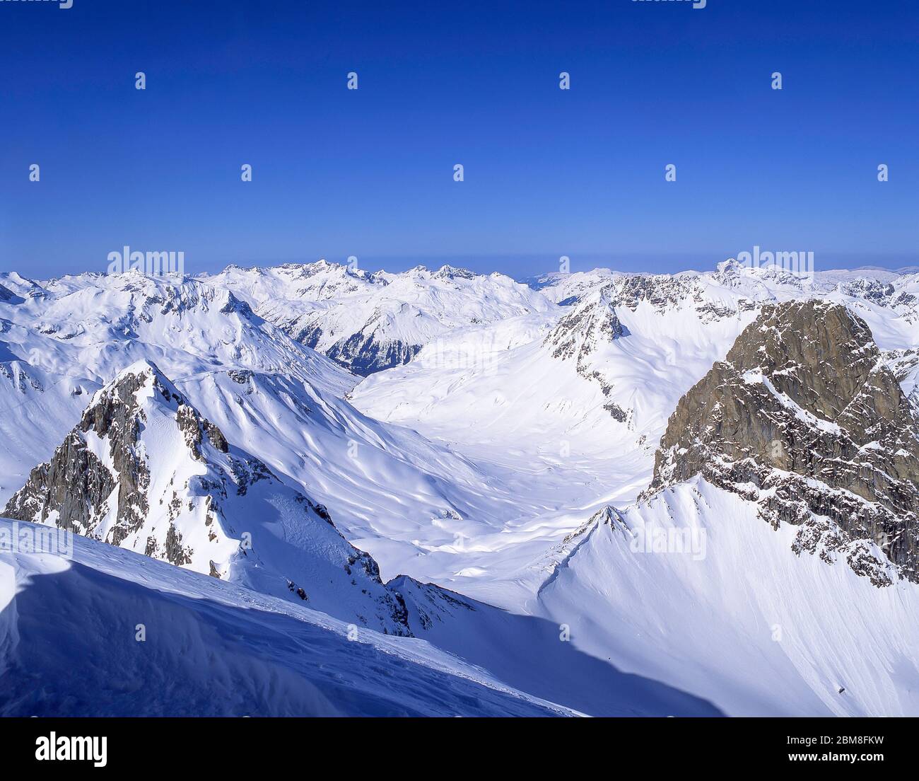 Vista sulle montagne dalla stazione di Valluga, St.Anton (Sankt Anton am Arlberg), Tirolo, Austria Foto Stock
