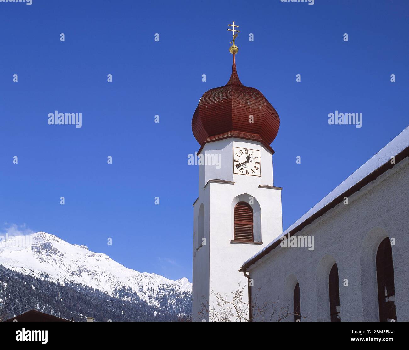 Chiesa torre, Pfarrkirche Sankt Anton am Arlberg, St.Anton (Sankt Anton am Arlberg), Tirolo, Austria Foto Stock