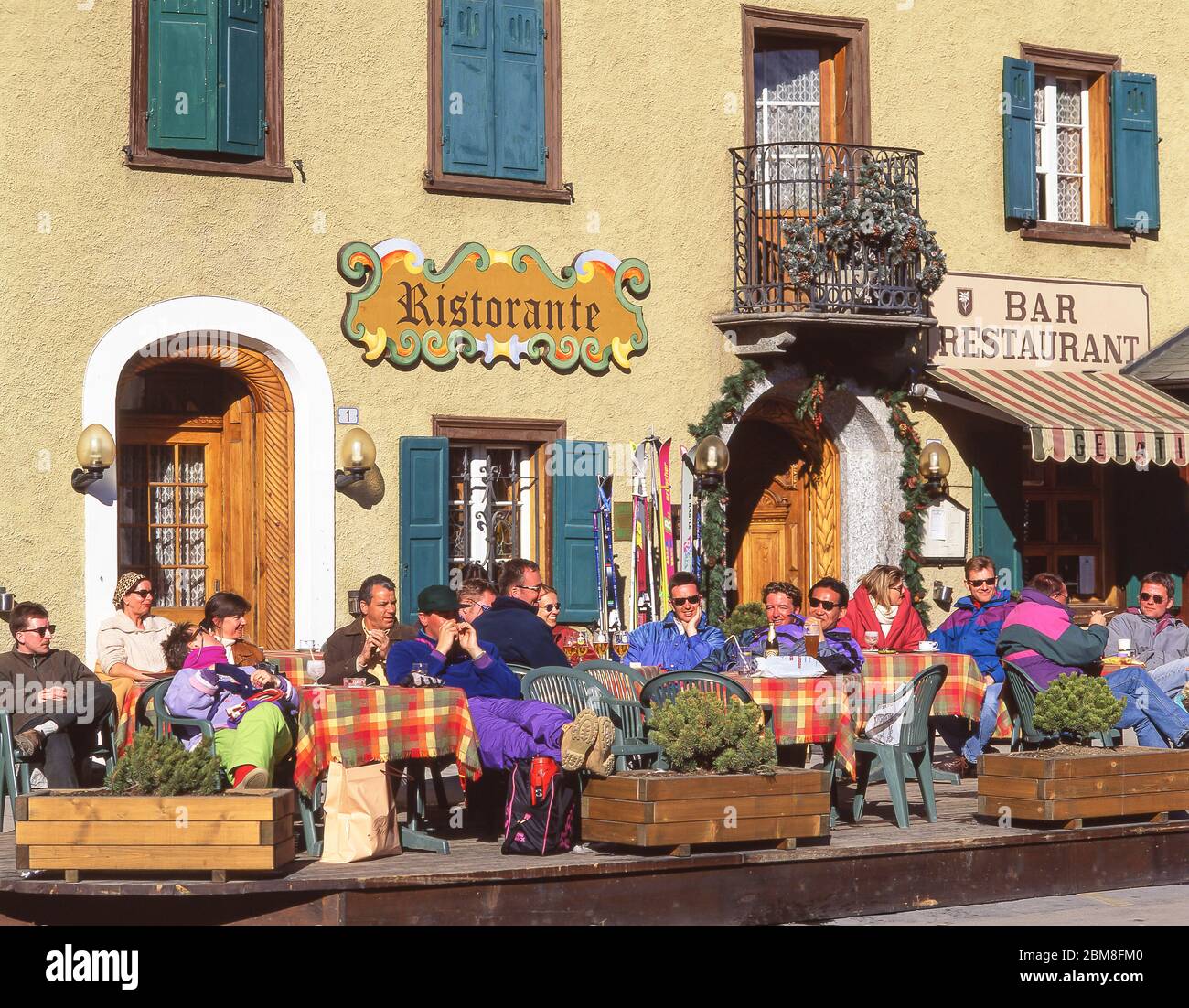 Ristorante all'aperto, St.Anton (Sankt Anton am Arlberg), Tirolo, Austria Foto Stock