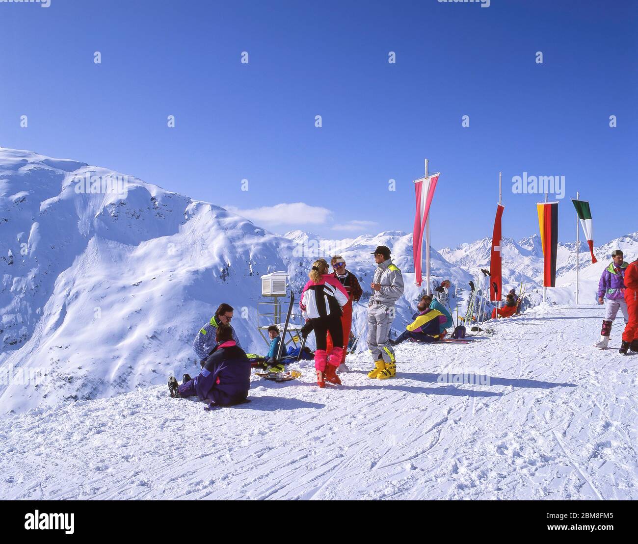 Sciatori relax in cima alla montagna, St.Anton (Sankt Anton am Arlberg), Tirolo, Austria Foto Stock
