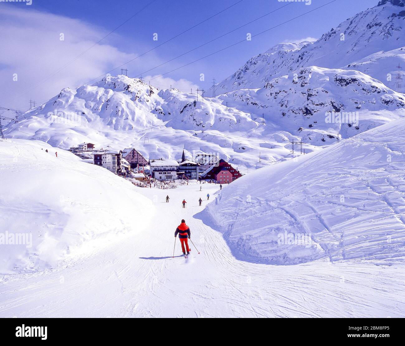 Vista sulla località dalle piste da sci inferiori, St Christoph am Arlberg, Tirolo, Austria Foto Stock