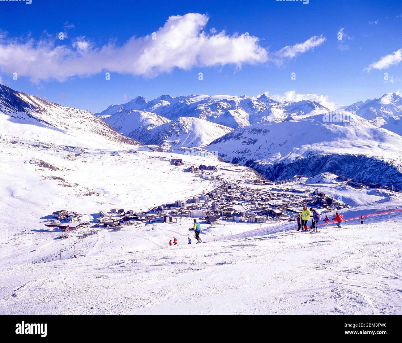 Vista sulla località dalle piste da sci, Alpe d'Huez, Isere, Auvergne-Rhone-Alpes, Francia Foto Stock