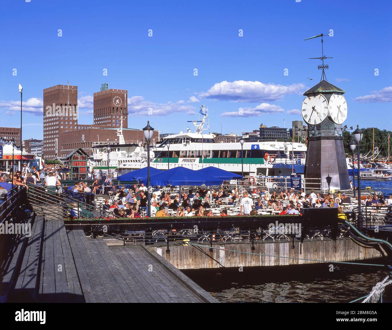 Ristorante all'aperto sul porto di Oslo, Oslo, Regno di Norvegia Foto Stock