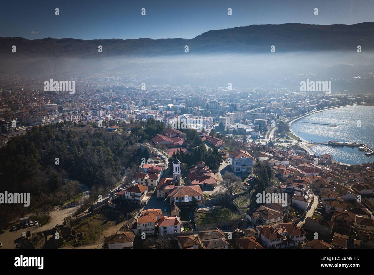 Immagine panoramica della collina di tegole rosse e case sul tetto sulla riva del lago di Ohrid Macedonia del nord Foto Stock