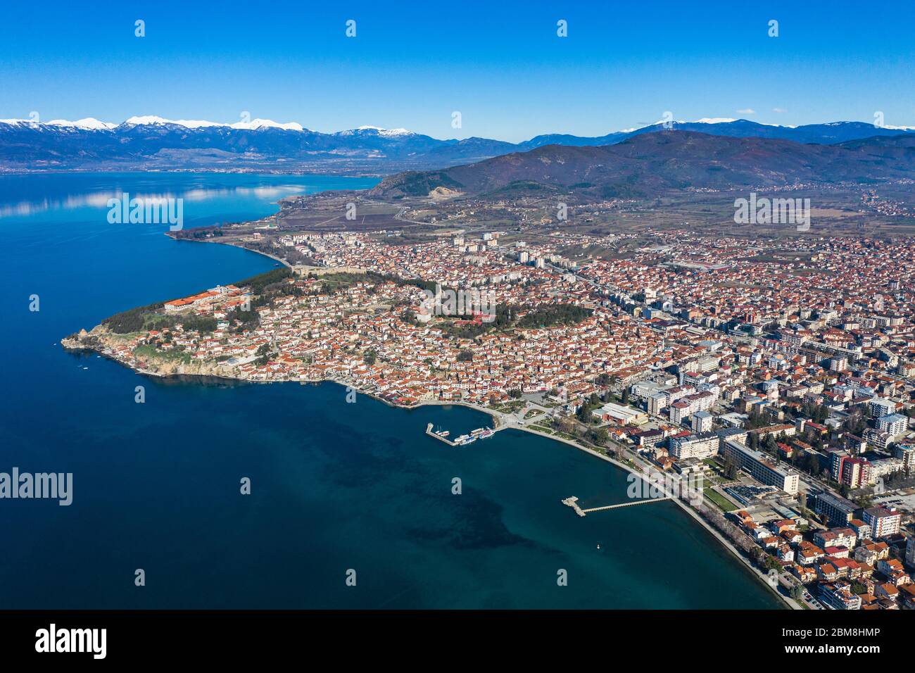 Immagine panoramica della collina di tegole rosse e case sul tetto sulla riva del lago di Ohrid Macedonia del nord Foto Stock