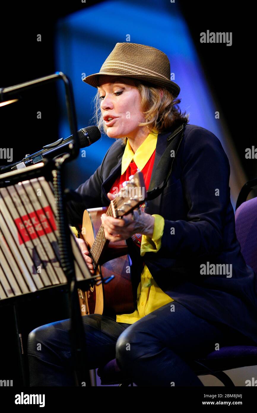 Cerys Matthews cantante gallese cantautore DJ & autore che si esibisce sul palco al Festival di Hay 2013 Hay on Wye Powys Wales UK. ©PRWFotografia Foto Stock