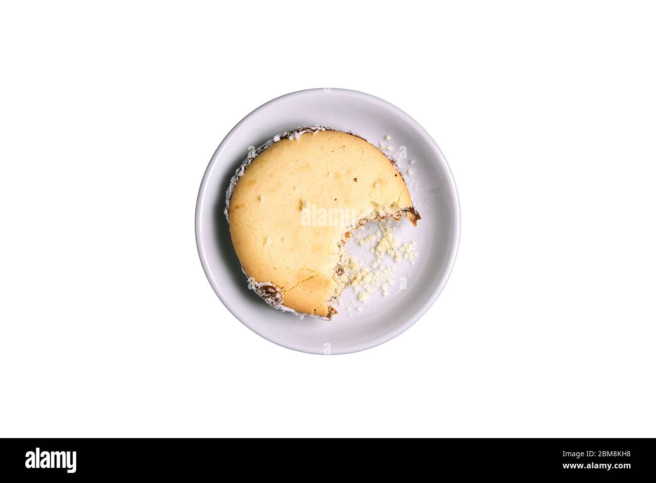 Morso i biscotti in un piatto, isolato su uno sfondo bianco. Deliziose torte fatte in casa Foto Stock