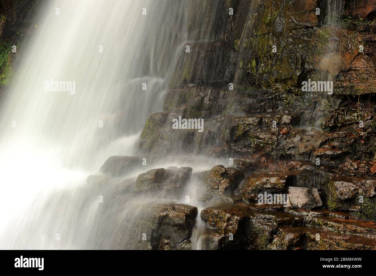 Ultima delle piccole cascate sul Nant y Llyn prima delle cascate principali. Foto Stock