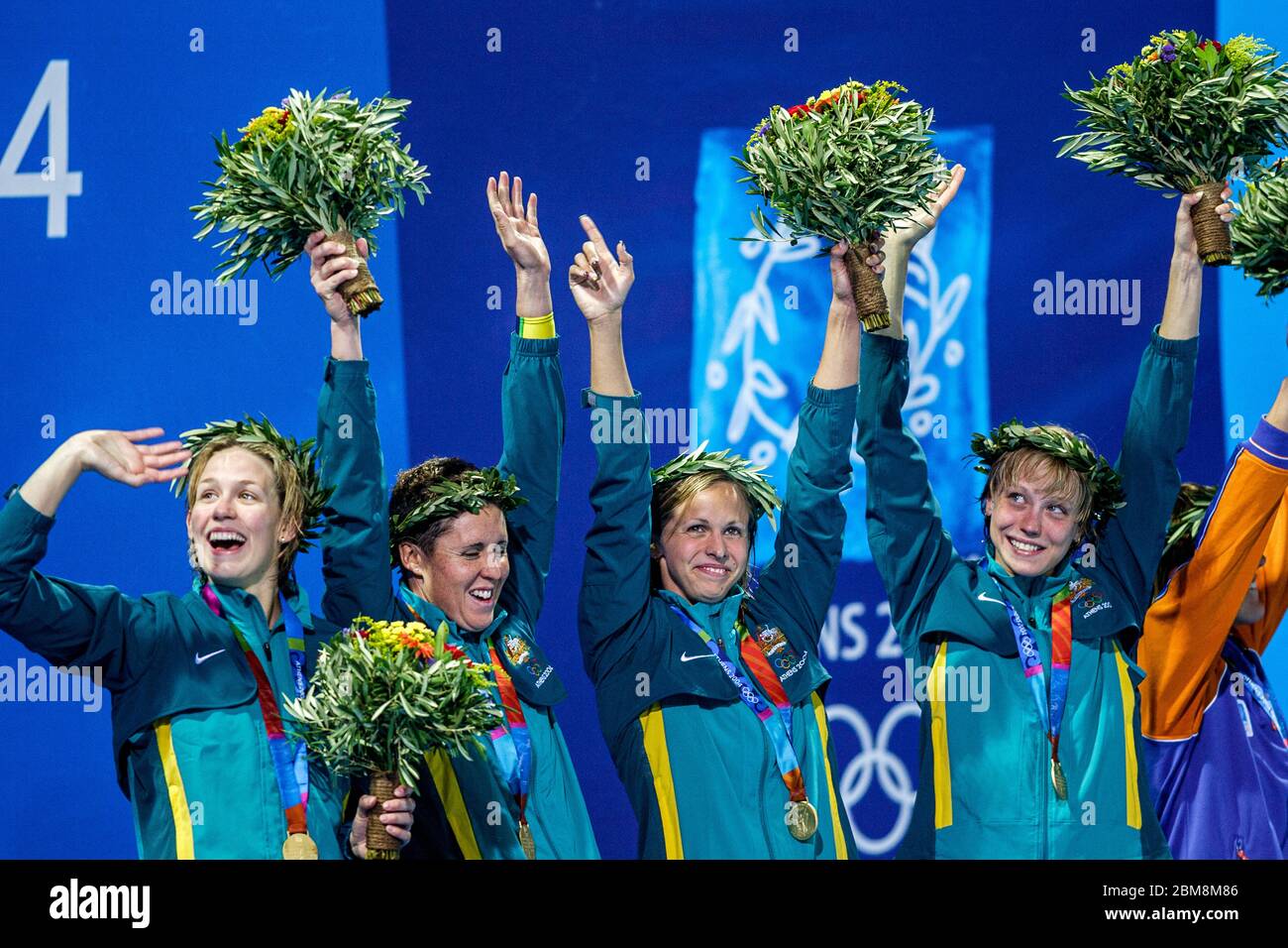 Team Australia L-R Alice Mills, Lisseth Lenton, Petria Thomas e Jodie Henry vincono la medaglia d'oro nelle finali freestyle da 4 × 100 metri delle Donne Foto Stock