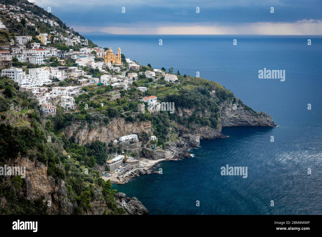 Vista su Praiano lungo la Costiera Amalfitana, Campania, Italia Foto Stock