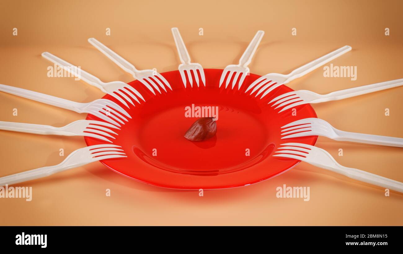 Un pezzo di salsiccia sul piatto rosso e molte forchette. Concetto di condivisione delle risorse, stock limitati, distribuzione e sequestro del budget. Foto Stock