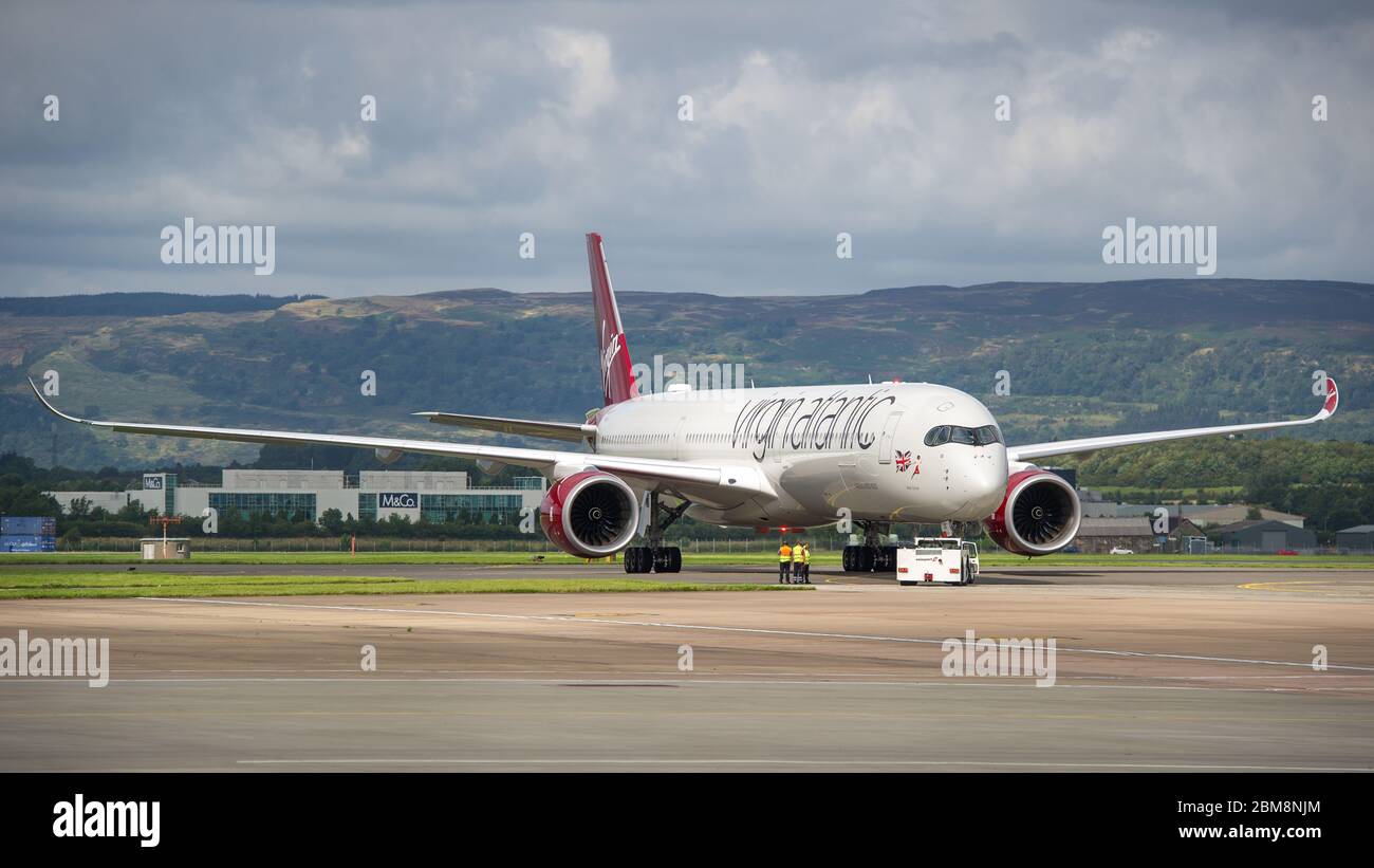 Glasgow, Regno Unito. 25 agosto 2019. Velivolo Virgin Atlantic Airbus A350-1000 visto all'aeroporto internazionale di Glasgow per l'addestramento dei piloti. Il nuovissimo jumbo jet di Virgin vanta un nuovo e sorprendente spazio sociale "loft" con divani in business class, e adornato in modo appropriato dalla registrazione G-VLUX. L'intero aeromobile avrà anche accesso a Wi-Fi ad alta velocità. Virgin Atlantic ha ordinato un totale di 12 Airbus A350-1000s. Tutti i paesi sono programmati per aderire alla flotta entro il 2021 in un ordine del valore stimato di 4.4 miliardi di dollari (£3.36 miliardi). Credit: Colin Fisher/Alamy Live News. Foto Stock