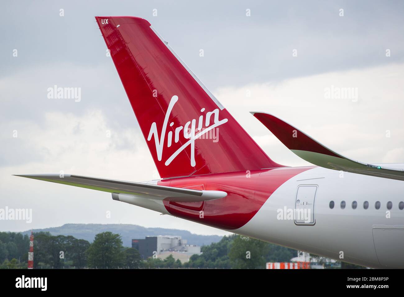 Glasgow, Regno Unito. 25 agosto 2019. Velivolo Virgin Atlantic Airbus A350-1000 visto all'aeroporto internazionale di Glasgow per l'addestramento dei piloti. Il nuovissimo jumbo jet di Virgin vanta un nuovo e sorprendente spazio sociale "loft" con divani in business class, e adornato in modo appropriato dalla registrazione G-VLUX. L'intero aeromobile avrà anche accesso a Wi-Fi ad alta velocità. Virgin Atlantic ha ordinato un totale di 12 Airbus A350-1000s. Tutti i paesi sono programmati per aderire alla flotta entro il 2021 in un ordine del valore stimato di 4.4 miliardi di dollari (£3.36 miliardi). Credit: Colin Fisher/Alamy Live News. Foto Stock