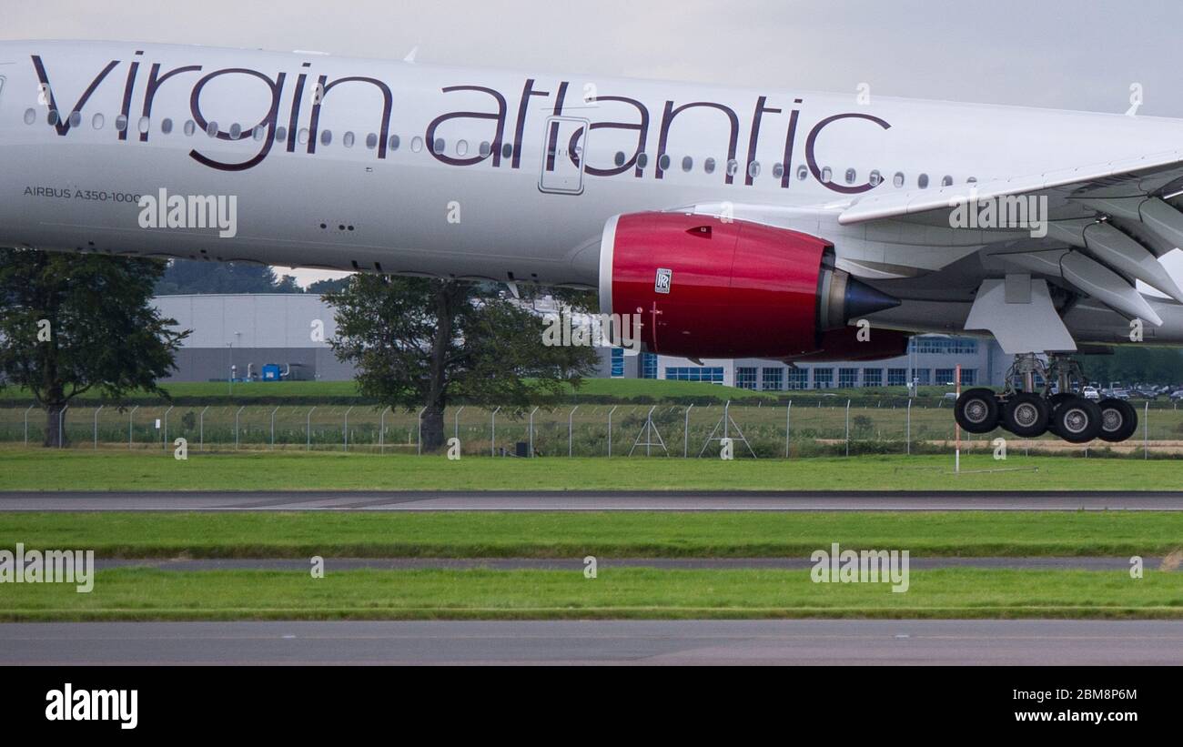 Glasgow, Regno Unito. 25 agosto 2019. Velivolo Virgin Atlantic Airbus A350-1000 visto all'aeroporto internazionale di Glasgow per l'addestramento dei piloti. Il nuovissimo jumbo jet di Virgin vanta un nuovo e sorprendente spazio sociale "loft" con divani in business class, e adornato in modo appropriato dalla registrazione G-VLUX. L'intero aeromobile avrà anche accesso a Wi-Fi ad alta velocità. Virgin Atlantic ha ordinato un totale di 12 Airbus A350-1000s. Tutti i paesi sono programmati per aderire alla flotta entro il 2021 in un ordine del valore stimato di 4.4 miliardi di dollari (£3.36 miliardi). Credit: Colin Fisher/Alamy Live News. Foto Stock
