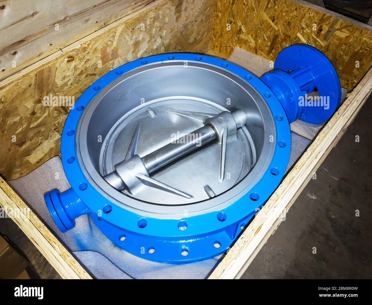 Chiusura della valvola tubo a disco rotante blu per le flange dei tubi Foto Stock