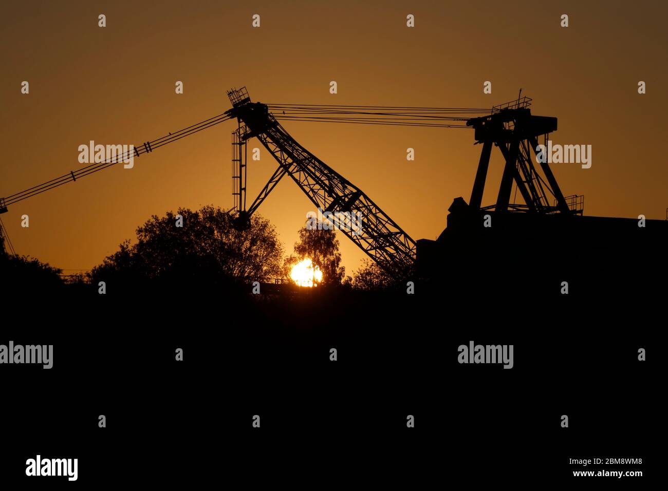 Alba dietro un dragline a piedi conservato a RSPB St Aidan's a Swillington, Leeds, Regno Unito Foto Stock