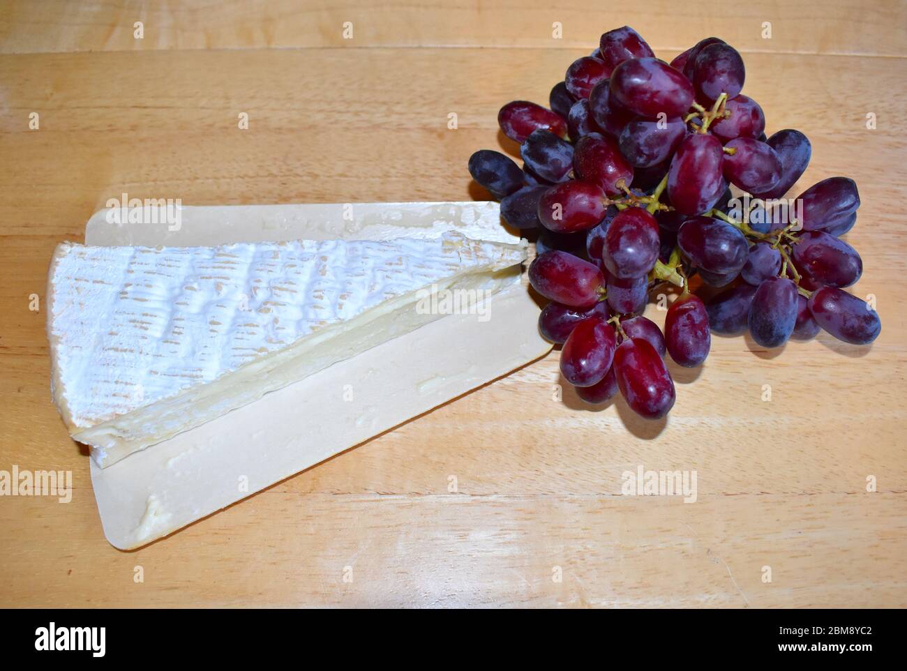 Un formaggio brie maturato morbido ha una buccia di muffa bianca e soffusa con consistenza cremosa, ha un sapore di burro e un profumo fresco con forse un pizzico di fungo Foto Stock