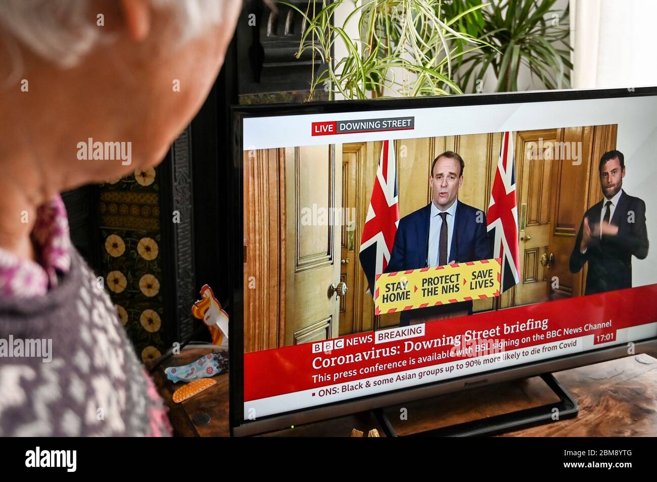 Il vice primo ministro Dominic Raab ha dato a Coronavirus Downing Street un briefing, guardato da uno spettatore. Banner "rimanere a casa, proteggere l'NHS, salvare vite". Foto Stock