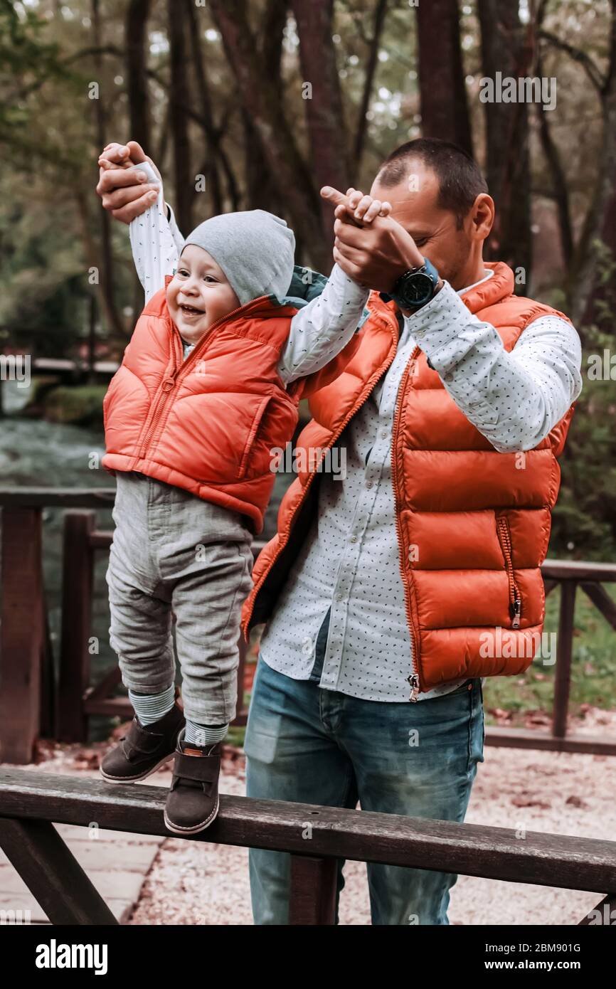 Padre tiene le mani del suo ragazzo di 1 anno Foto Stock