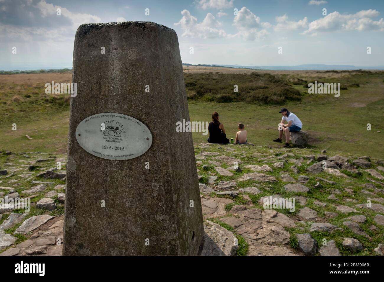 Il trig point su Beacon Batch, il punto più alto a 325m o 1066 piedi, delle Mendip Hills, Somerset, Regno Unito. Foto Stock