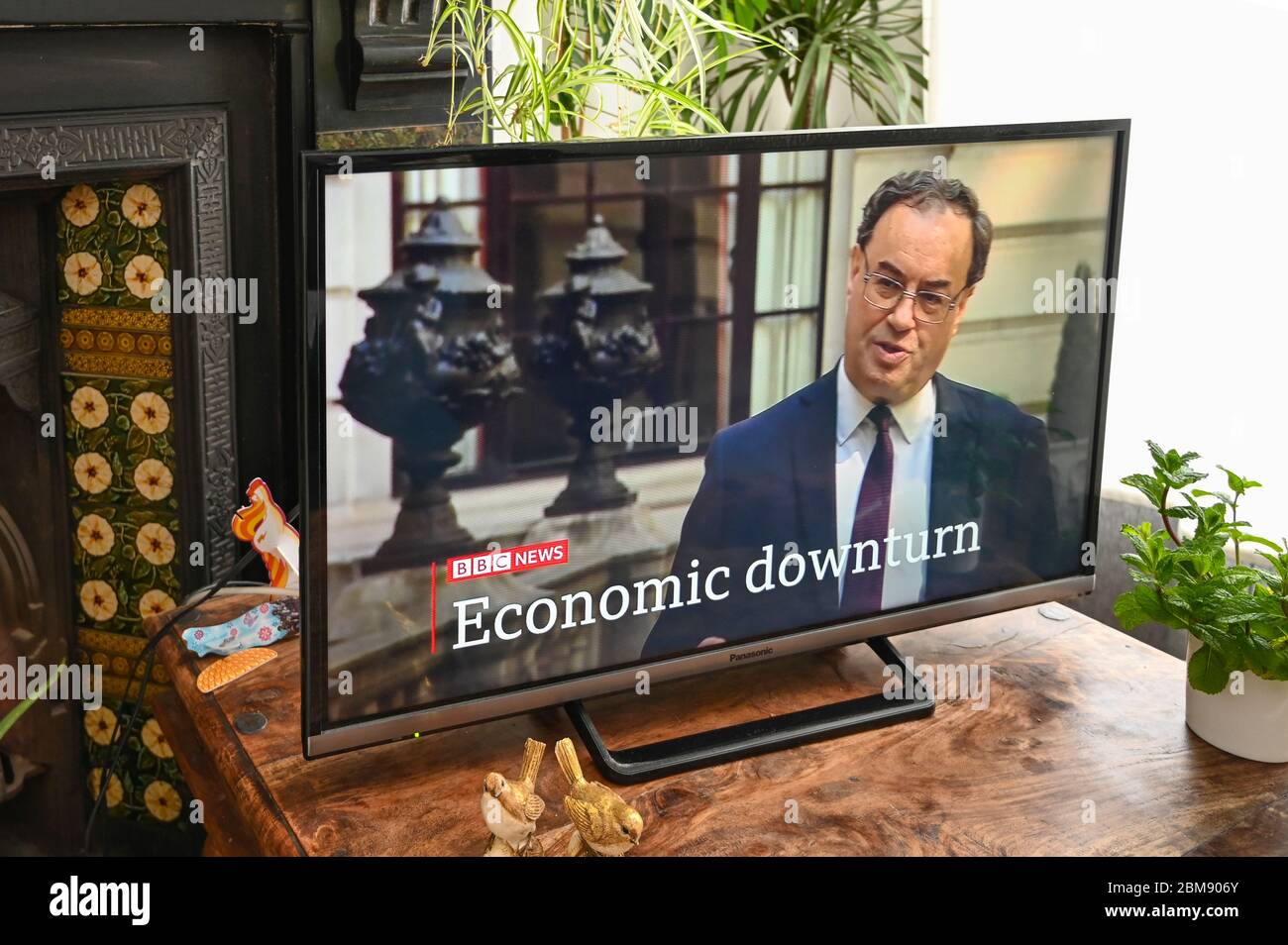 Andrew Bailey, governatore della Bank of England, ha intervistato le notizie della BBC riguardo alle prospettive finanziarie con il coronavirus. Didascalia "recessione economica". Foto Stock