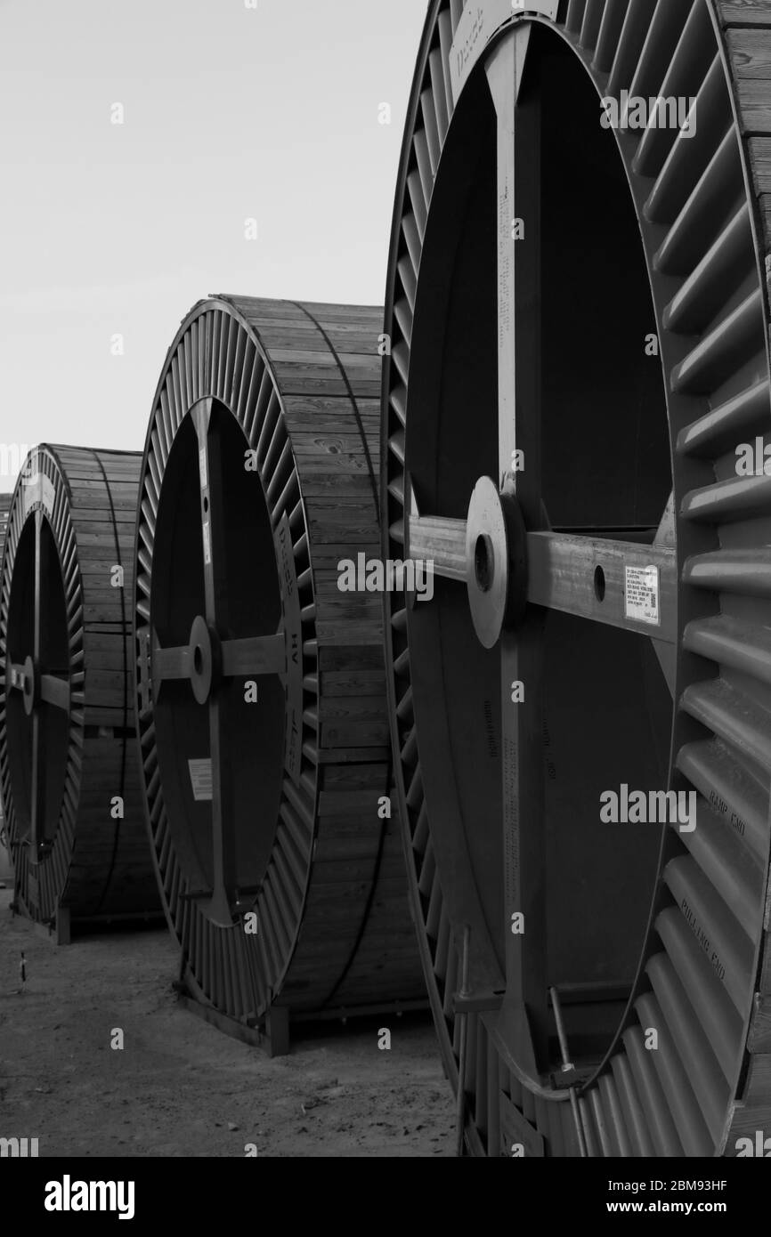 enorme rotolo di cavi in fibra per uso industriale, in bianco e nero Foto Stock