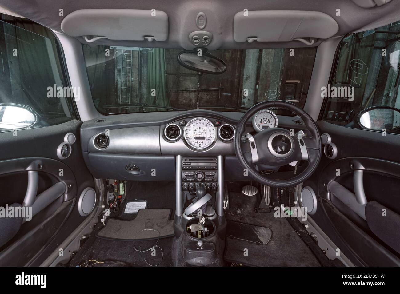 Smontato interno auto con porte. Poltrone e altri pannelli in un'officina auto.lavoro al servizio auto Foto Stock