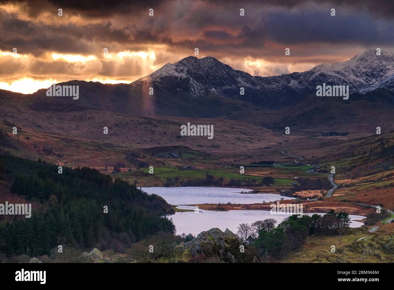 Raggi di sole su Llynnau Mymbyr e il Snowdon Horseshoe, Snowdonia National Park, Galles del Nord, Regno Unito Foto Stock